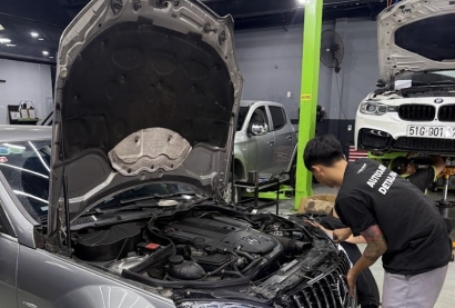 Vệ sinh khoang máy cho xe sang tại Kha Hoang Auto Service uy tín